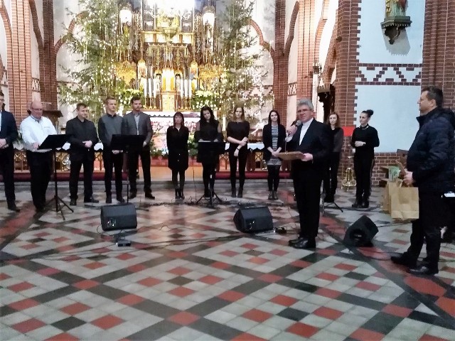 Kolędy i pastorałki zaśpiewał zespół "Attonare" z Komprachcic. Gościem koncertu był bp Marian Niemiec, prezes Stowarzyszenia Hospicjum Opolskie.