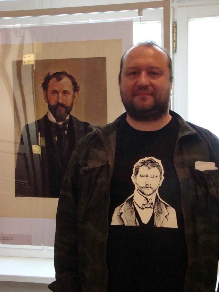 Autora „Confiteora” Sebastian Sokołowski nosi na koszulce i...
