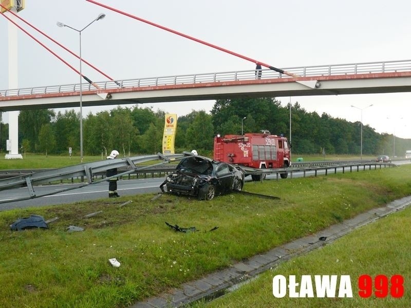 Groźnie wyglądający wypadek na A4. Toyota uderzyła w barierę energochłonną (ZDJĘCIA)