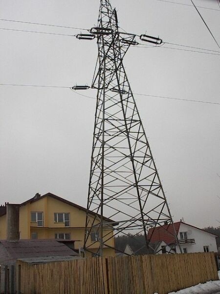 Wielki słup stoi na podwórku Stefana Gajdy.