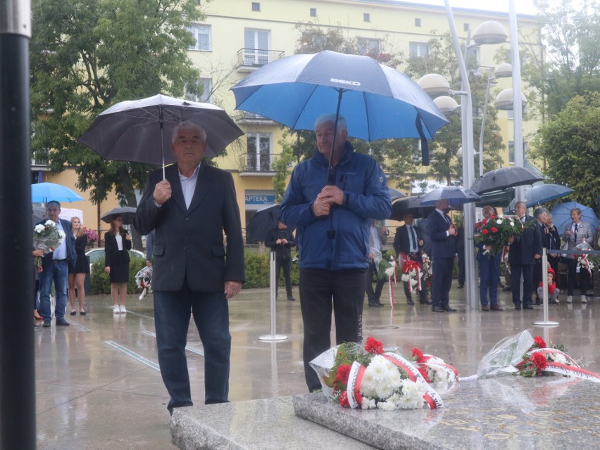 Świdniczanie mimo ulewnego deszczu upamiętnili Dzień Sybiraka. Zobacz zdjęcia z uroczystości