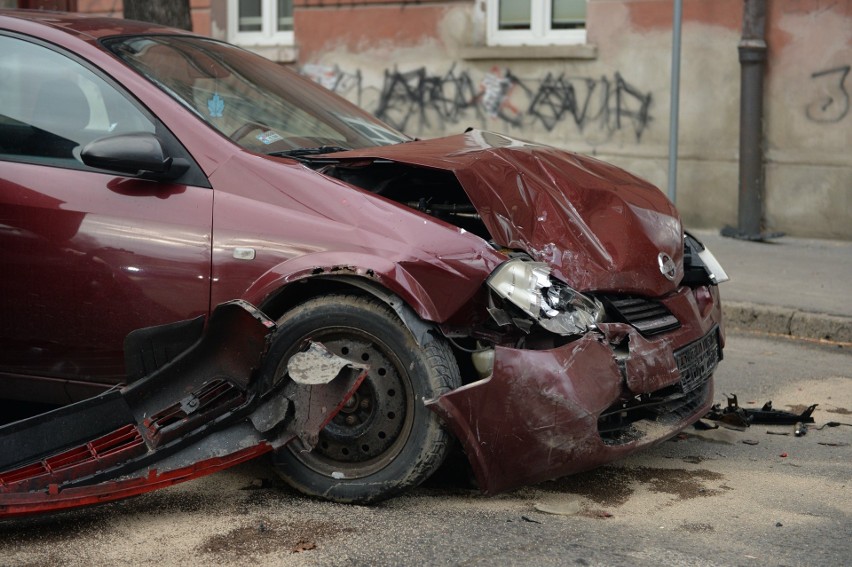 Wypadek w Przemyślu. Na ul. Dworskiego kierujący volkswagenem zderzył się z nissanem. Ranna została jedna osoba [ZDJĘCIA]