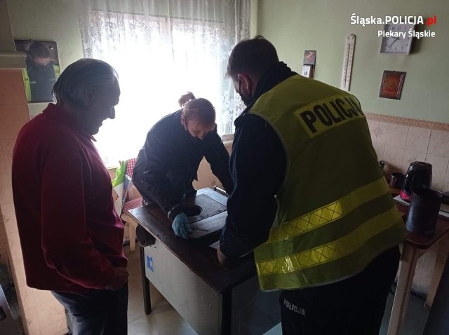 Policjantka z Piekar Śląskich pomogła seniorowi - mieszkaniec otrzymał nowy piec kuchenny. Zobacz kolejne zdjęcia. Przesuwaj zdjęcia w prawo - naciśnij strzałkę lub przycisk NASTĘPNE