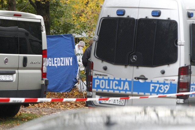 Ochroniarz popularnej sieci dyskontów, odkrył ciało przed godziną 9:00 rano. O sprawie powiadomił policjantów, którzy na miejscu potwierdzili, że odnaleziony człowiek nie żyje.