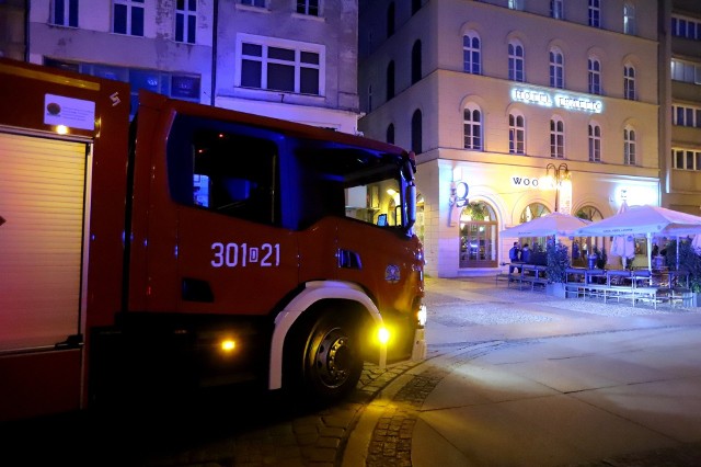Akcja straży pożarnej na ul. Świdnickiej we Wrocławiu. W letnim ogródku restauracji doszło do pożaru. Ewakuowano ludzi i zamknięto część deptaku - 13.06.2023