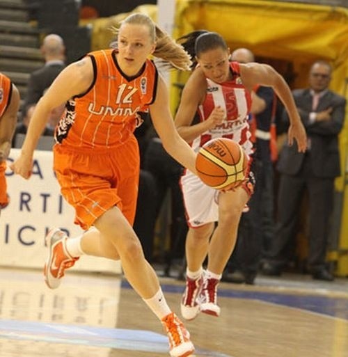 Agnieszka Bibrzycka to jedna z najlepszych koszykarek Europy. Jej pojawienie się w CCC jest prawdziwym transferowym hitem.