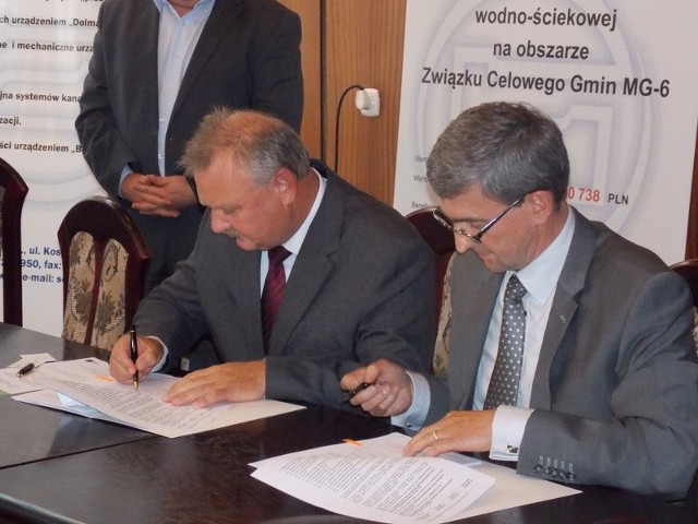 Szef wodociągów Bogusław Andrzejczak (z lewej) i Zbigniew Ziała, prezes poznańskiej firmy WUPRINŻ w środę podpisali umowę na inwestycję za 46 mln zł.