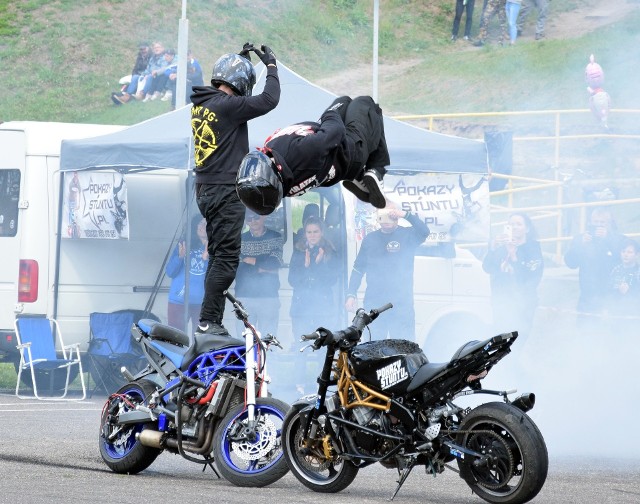 Pokaz stuntu w Miastku w czasie otwarcia sezonu motocyklowego w wykonaniu Motobike3Miasto.