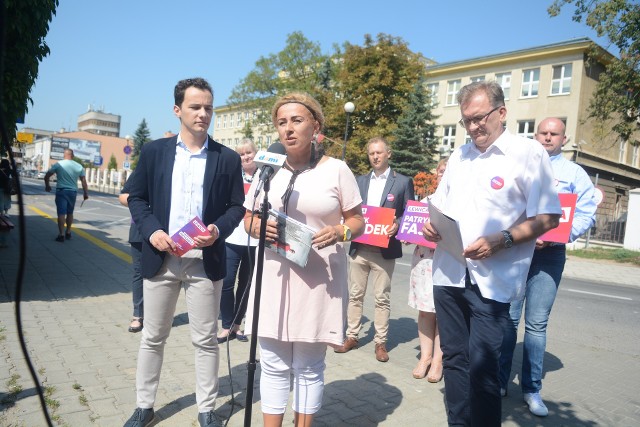 Kandydaci do Sejmu z listy Lewicy mówili o naprawie oświaty, od lewej: Patryk Fajdek, Anna Prus oraz Ireneusz Sitarski.