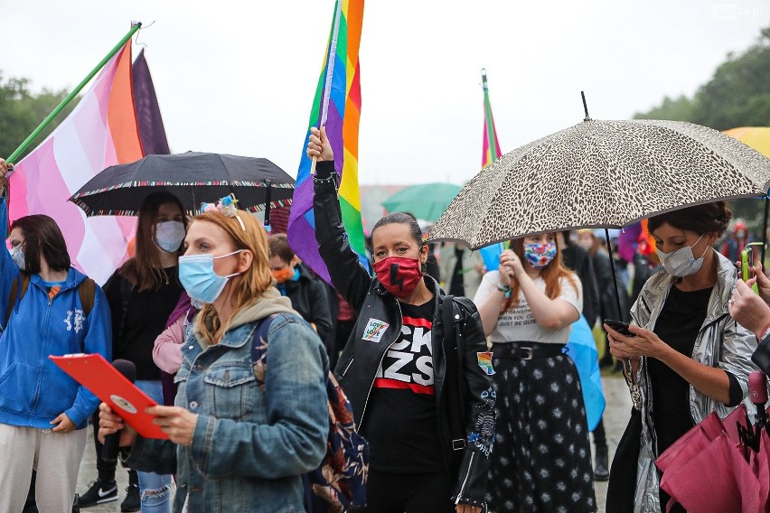 "Ludzie, nie ideologia". Protest przed Pomnikiem Czynu...