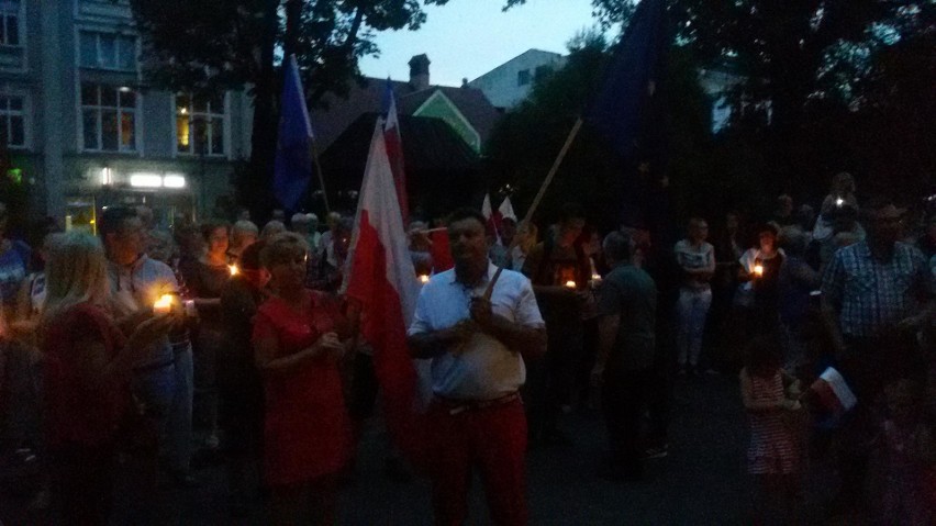 Demonstracja przed żywieckim sądem z preambułą Konstytucji RP  [ZDJĘCIA] 