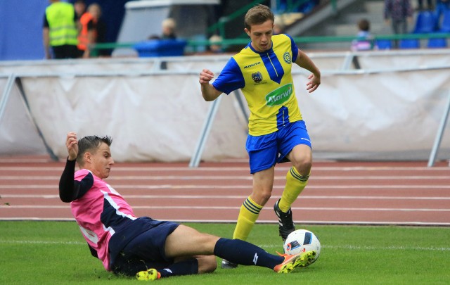 Piłkarze Elany Toruń (z prawej Konrad Górka) przegrali z KKS-em Kalisz 0:1