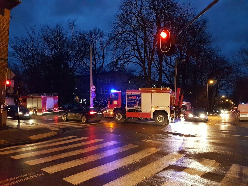 Wypadek na skrzyżowaniu Przędzalnianej i Tymienieckiego! Auto osobowe uderzyło w słup. Sprawca uciekł!