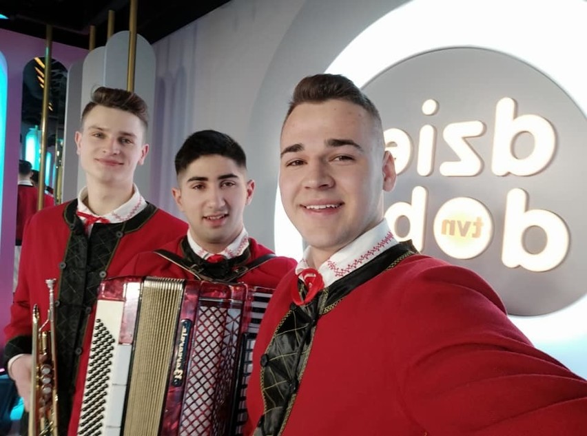 Podsybka Kurpiowska - zespół folklorystyczny z Ostrołęki i okolic - oraz kurpiowski harmonista Jan Karczewski w "Dzień Dobry TVN" 4.02.2021