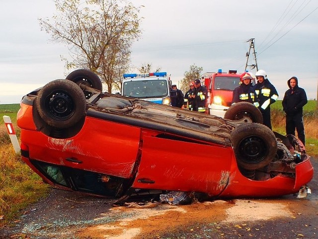 Kierująca tym seatem kobieta i jej pasażerka wyszły z dachowania bez większych obrażeń.