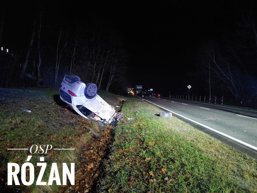 Wypadek w Różanie. 24.11.2021. Zderzenie trzech samochodów osobowych. Zdjęcia