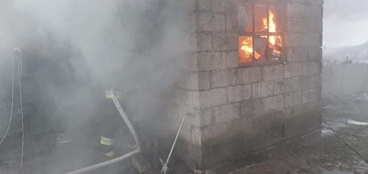 Pożar budynku mieszkalnego w Wilkowie Pierwszym w gminie Błędów. Straty wyniosły 50 tysięcy złotych [ZDJĘCIA]