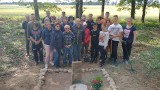 Potomkowie pastora Georga Wernicke po latach odnajdują grób dziadków w maleńkich Jeziorkach pod Słupskiem