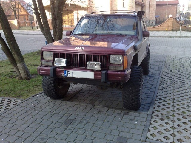 Jeep zajął cały chodnik i podjazd dla wózków.