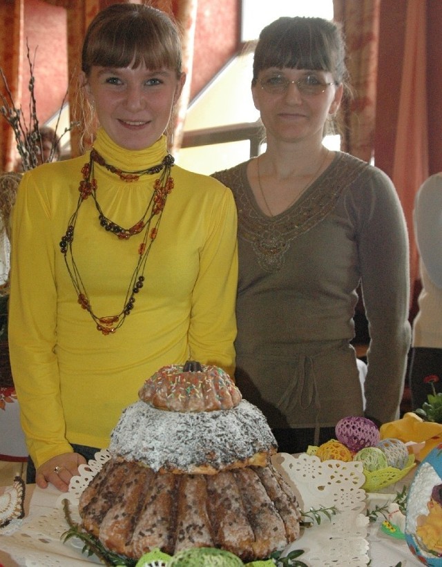Sylwia i Anna Koszko wraz z paniami z Jaczowa zastawiły stół smakołykami, między innymi babkami.