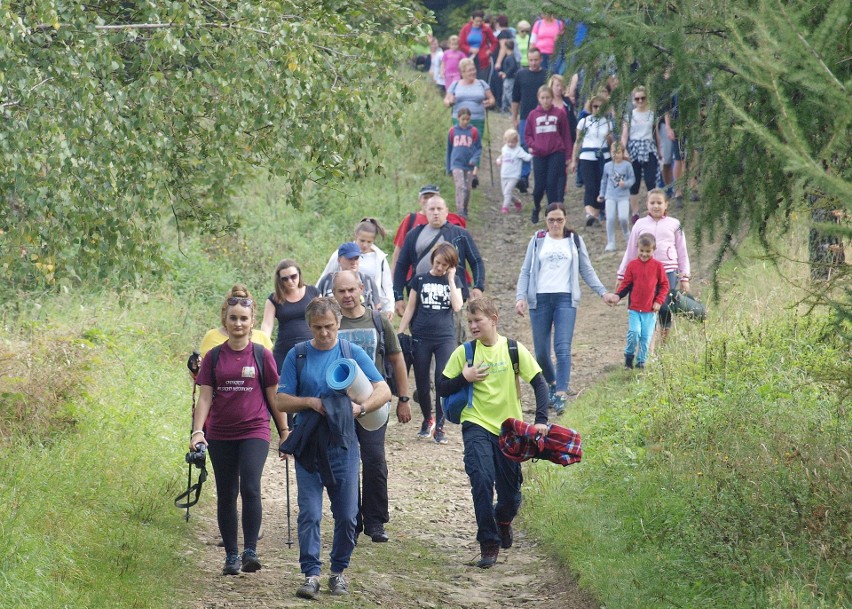 Odkryj Beskid Wyspowy. 53 złote rysie na Miejskiej Górze. W niedzielę szczyt zdobyło ponad 700 turystów