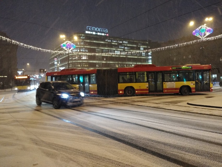 Sypnęło śniegiem we Wrocławiu. Momentalnie zrobiło się biało (ZDJĘCIA)