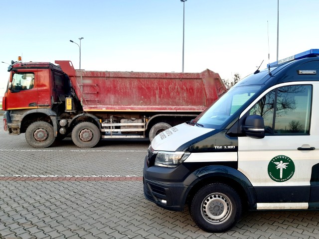 W piątek (28 stycznia) w MOP Dąbrowa Wielka przy ekspresowej „ósemce” inspektorzy z WITD w Łodzi zatrzymali pojazd do kontroli. Realizowano nim międzynarodowy transport drogowy z Niemiec do Litwy.