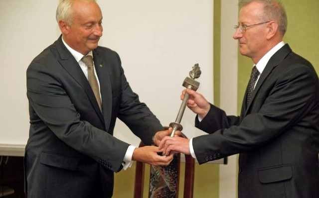 - Niech pan dobrze zarządza Politechniką Koszalińską - życzył ustępujący rektor Tomasz Krzyżyński (z lewej), przekazując berło - symbol władzy - nowemu rektorowi Tadeuszowi Bohdalowi.