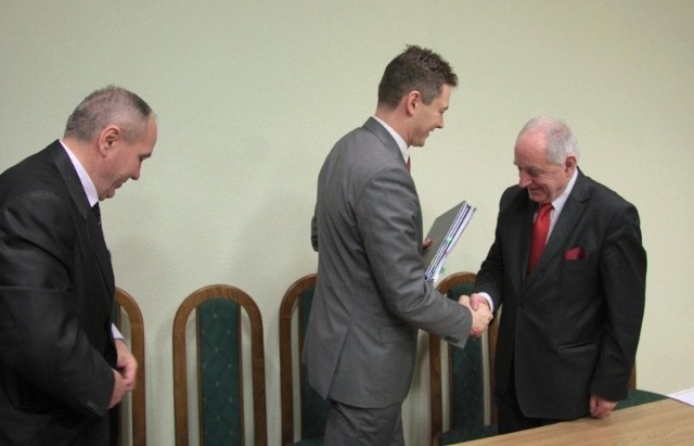 Umowy na dofinansowanie laboratoriów podpisali Adam Jarubas, marszałek województwa i profesor Stanisław Adamczak, rektor Politechniki Świętokrzyskiej.