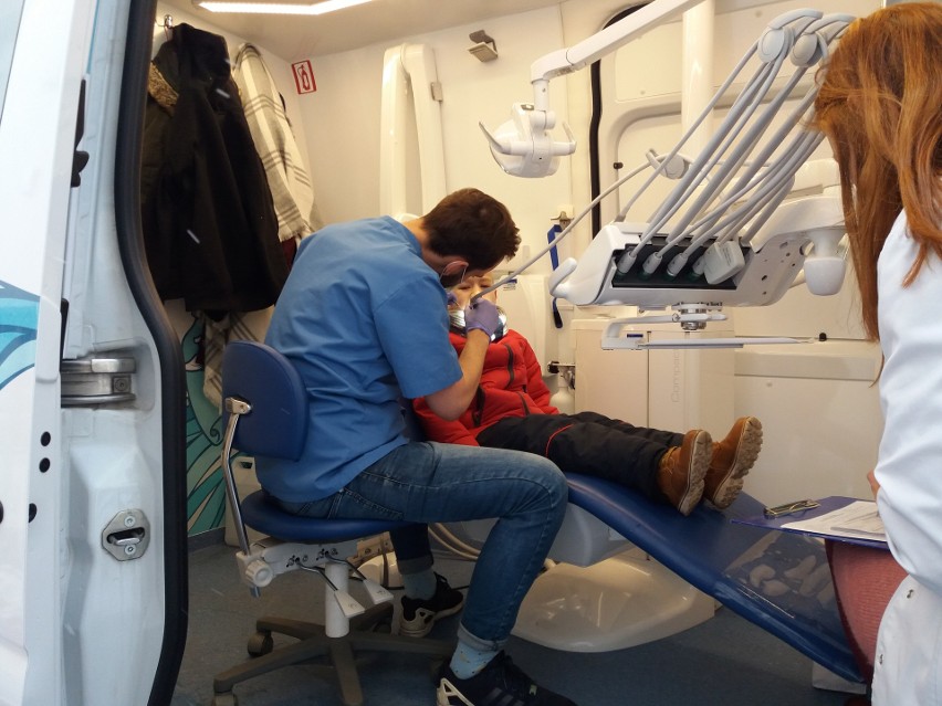 Lekarz przyjmuje w dentobusie Z leczenia skorzystało blisko 10 tys. pacjentów  