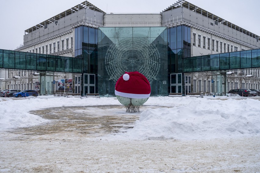 Uniwersytet w Białymstoku. Kampus przystroiła ogromna mikołajowa czapka 