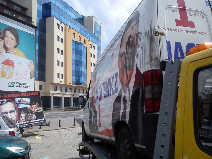 Wrocław: Wyborczy bus PiS zniszczony przez nieznanych sprawców (ZDJĘCIA)