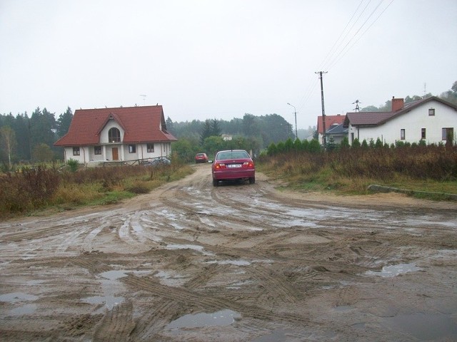 Zdaniem mieszkańców, ten fragment ulicy został zdewastowany przez gminę Aleksandrów Kujawski przy zbieraniu gruzu, a następnie przez równiarkę