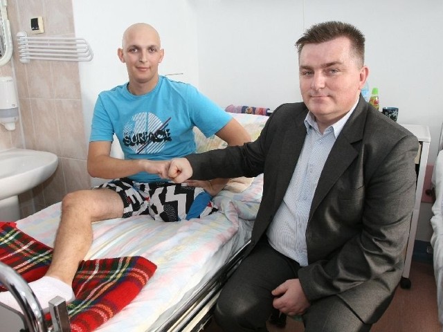 Łukasz Wertka i Dariusz Lisowski, prezes Fundacji Miśka Zdziśka "Błękitny Promyk Nadziei&#8221; wierzą, że choroba kiedyś wreszcie da za wygraną.