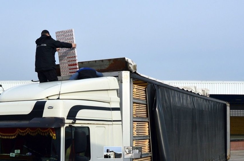 Przemyt papierosów w tirze. Celnicy zatrzymali polską...