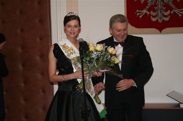 Burmistrz M. Szymalski wręczył Beacie Polakowskiej nie tylko kwiaty, ale i piękną pamiatkową szarfę z napisem "Miss Polonia 2009"