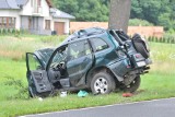 Wypadek w Dąbroszynie. Toyota uderzyła w drzewo, kierowca zmarł w szpitalu [ZDJĘCIA]