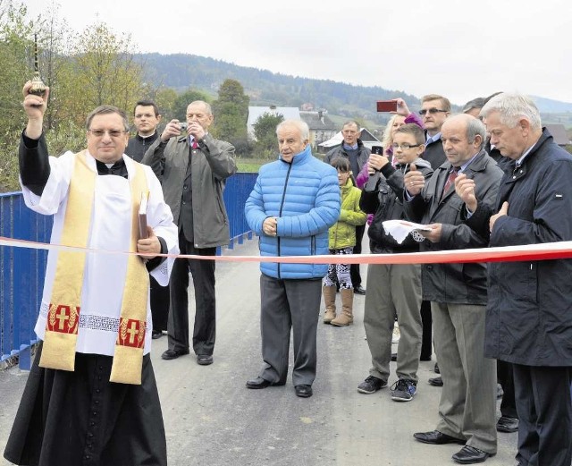 Proboszcz Kąclowej, ks. Bolesław Bukowiec poświęcił nowy most, żeby mieszkańcy mogli suchą stopą pokonać rzekę Białą