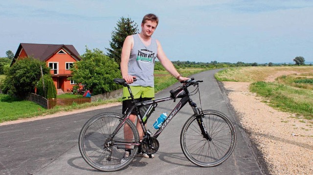 Mateusz Dzedzyk cieszy się z nowej drogi na wałach. Jak podkreśla, jazda po niej to przyjemność