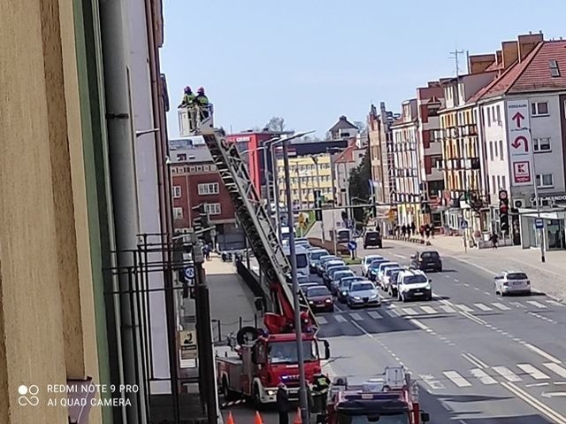 Zerwany baner w centrum Koszalina