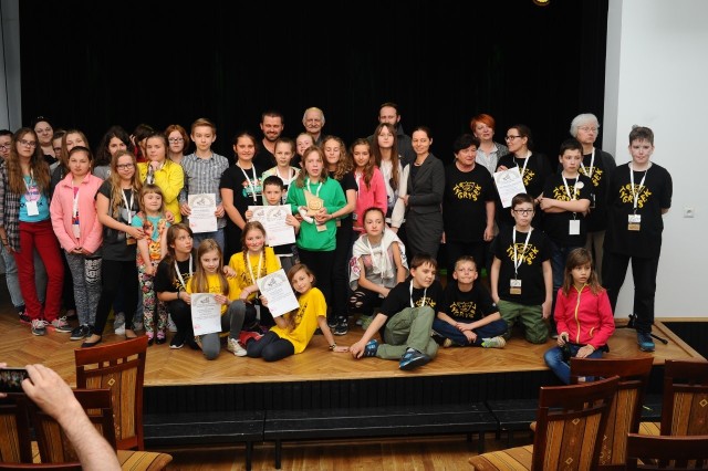Nagrodzone grupy teatralne podczas zamkowych spotkań o laur Złotego Gargulca.