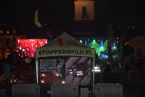 Namiot "Stop pedofilii" na spotkaniu z Mikołajem w Białymstoku. Hasła przeciwników aborcji przeplatały się z kolędami (ZDJĘCIA)