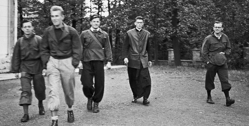 Kozy, 1952. Od prawej ks. Karol Wojtyła i ks.Franciszek...