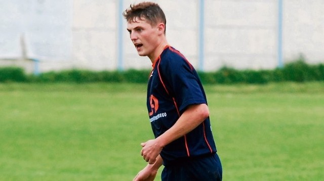 Pomocnik Michał Kamiński był wyróżniającym się piłkarzem Alitu Ożarów w niedzielnym meczu z Naprzodem Jędrzejów.