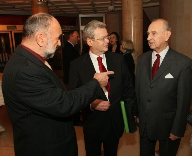 Senator Adam Massalski i mecenasi Stanisław Mikke z Warszawy i Stanisław Szufel z Kielc rozmawiali o historii świętokrzyskiej palestry.