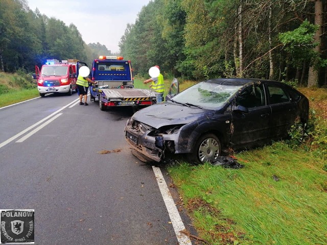 Dachowanie na drodze między Polanowem a Sławnem. Poszkodowany wymagał interwencji medycznej.Jak poinformował nas Internauta, do zdarzenia doszło w środowe popołudnie na drodze wojewódzkiej nr 206 z Polanowa na Sławno. Oficer dyżurny koszalińskiej komendy straży pożarnej mówi, że kierowca auta osobowego na łuku drogi stracił panowanie nad pojazdem, który wypadł z drogi i dachował. W wyniku zdarzenia kierowca doznał obrażeń i musiał zostać przebadany przez załogą karetki pogotowia.