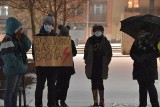 Protest kobiet w Starachowicach. Na Rynek mimo mrozu przyszło 10 osób (ZDJĘCIA)