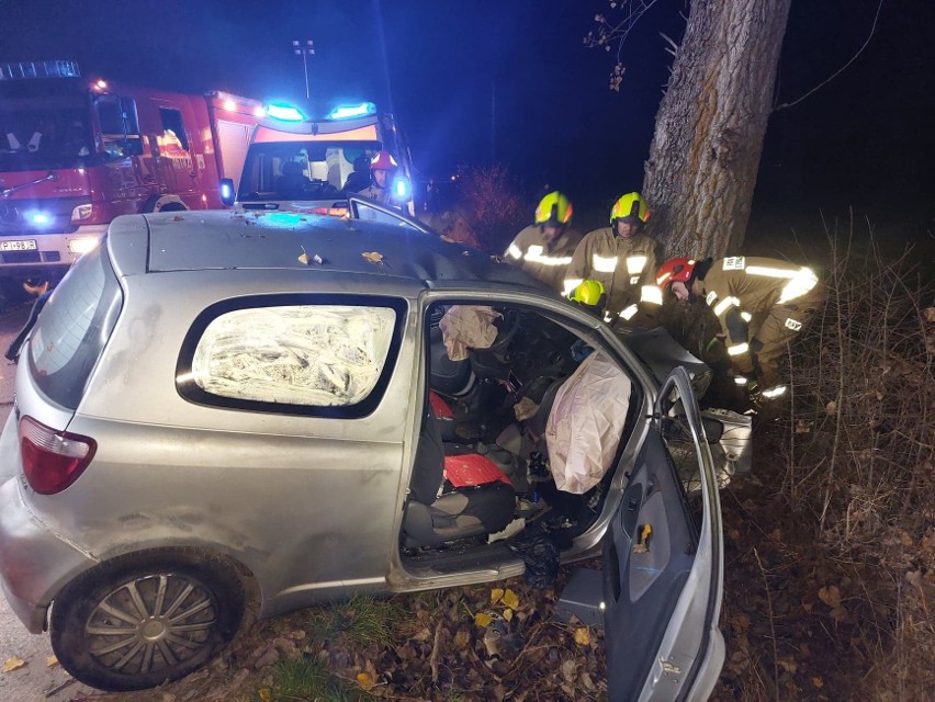 Jedna osoba ucierpiała w wypadku, do jakiego doszło w czwartkowy wieczór w miejscowości Uników w powiecie pińczowskim. Zobacz zdjęcia