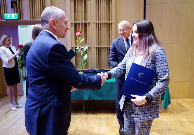 W piątek (13 października) prezydent Lublina wręczył dyrektorom i nauczycielom, nagrody za szczególne osiągnięcia w zakresie pracy dydaktycznej, wychowawczej i opiekuńczej.