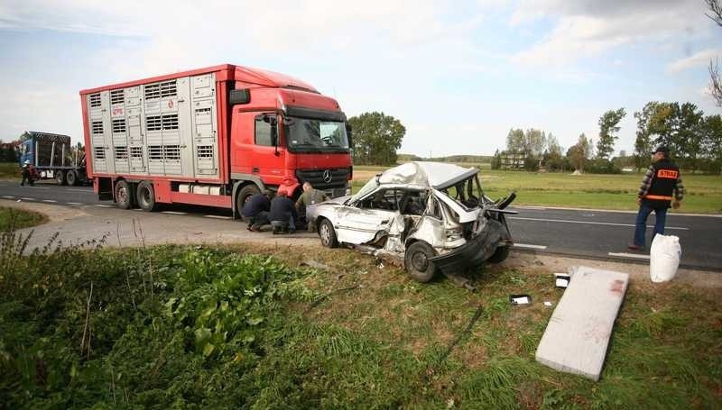 Opel zderzył się z dwoma ciężarówkami.